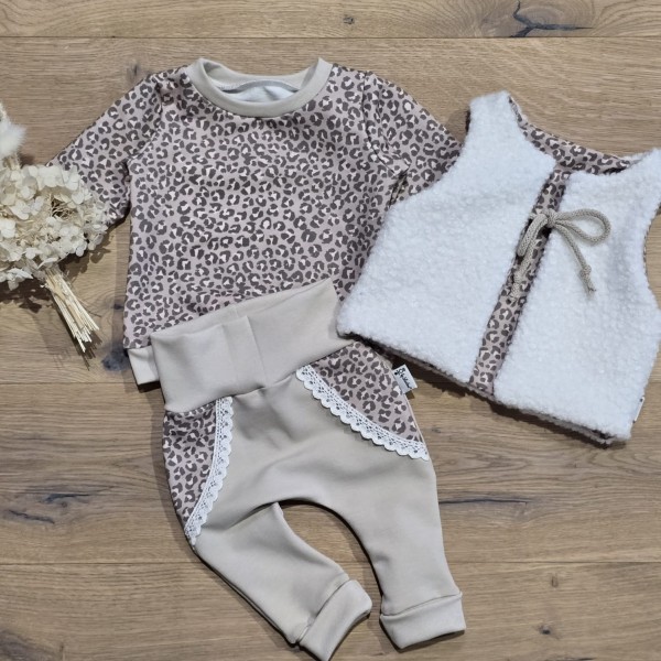 SET - Leo Beige Sweater, Kuschelweste und Creme Jogger mit Leo Aplikation+Spitze